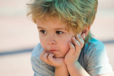 Çocuk komik yüzü. Çocuk portresi. Yaz. Çocuklar için lezzetli kurabiyeler. Sağlıklı dişler, bebek çenesi.