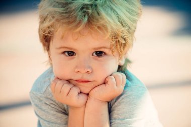 Yakın çekim çocuk portresi. Komik küçük çocuk. Üç yaşında. Sevimli çocuk yüzü. Akıllı çocuk, üzüntü ve hayaller. Bebek yüzündeki duygular. Güzel mutlu küçük çocuk portre