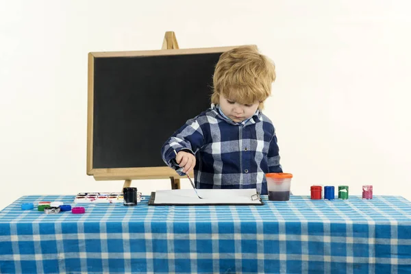 Preschooler festékek fekete tábla háttér. Iskolai végzettséggel. Kreativitás gyerekeknek. — Stock Fotó