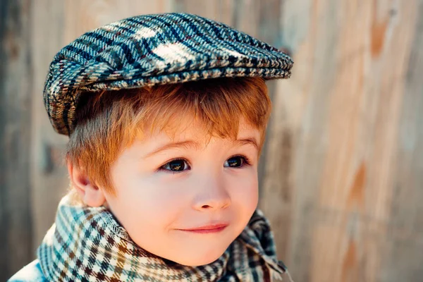 Όμορφο παιδικό πρόσωπο. Το αγόρι είναι νήπιο. Καπέλο τουίντ. Vintage στυλ. Τα παιδιά βλέπουν με ελπίδα. — Φωτογραφία Αρχείου