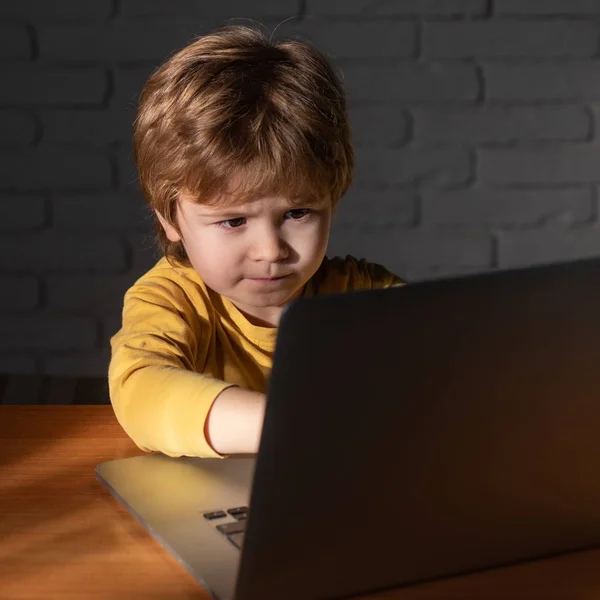 Kind und Computer. Programme für Kinder. Fernunterricht. Online-Schule. — Stockfoto