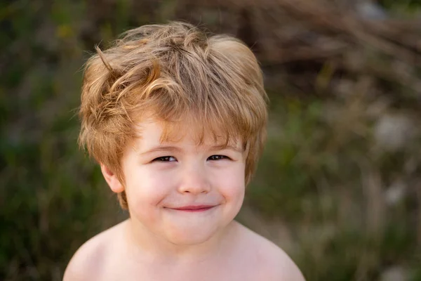 Sonriente niña. El chico en el fondo de la naturaleza. Hermoso bebé feliz. Vacaciones de verano. Aire limpio para la salud infantil . —  Fotos de Stock