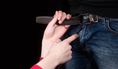 Prostat kanseri farkındalık kavramı. Erkek vücudu. Erkek sorunları, erkek sağlığı. Kronik prostatiti olan ve libido problemi olan bir hasta. Ürolog doktoru ile konsültasyon.