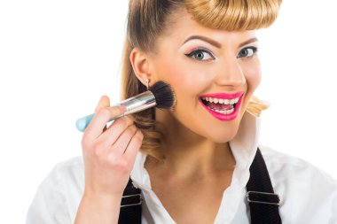 Kadın komedyenleri. Güzel bir günün başlangıcı için makyaj yapıyorum. Makyaj yapan güzel bir genç kadın. Gülümse kadın yüz resmi. Temiz Taze Cilt Dokunuşu Kozmetik Fırçasıyla Güzel Genç Kadın.