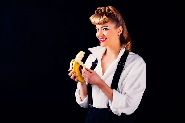 Lány egy banánt. Szexi nő kinyitja a bőrt a banán. Pénisz-koncepció. — Stock Fotó