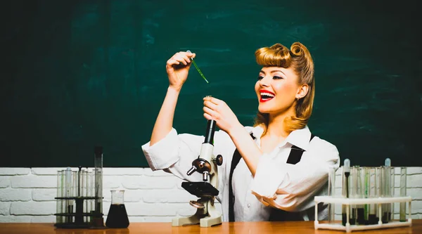 Happy női nő tudós dolgozik egy tudományos laboratóriumban a Mikroszkóp és más tudományos labor berendezések. Kémia tanár. Kamat oktatás. — Stock Fotó