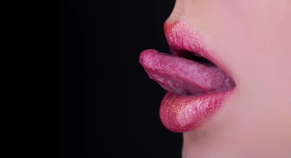 女の舌。女の口だセクシーなアイコン。女性の唇に口紅。女の子は舌で唇を。セクシーな唇だ舌を出して美しいセクシーな女性,閉じる,美しい口でマクロ. — ストック写真