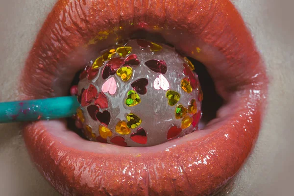 Lolly in de mond van een jong meisje. Mooie lippenstift en zoet snoep. Pijpen en orale seks concept. Zoete lippen. Mooie vrouwen mond icoon — Stockfoto