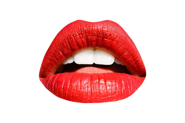 Bibir, lipstik merah, mulut terisolasi pada latar belakang putih dengan gigi putih. Ciuman seksi, senyum gadis, mulut wanita menutup, lidah menggoda sensual di mulut kosmetik wanita muda. Kosmetologi — Stok Foto