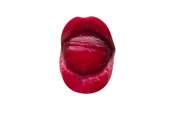 Косметика. Відкритий жіночий рот з цукерками всередині ізольовано на білому тлі. Червоні губи красивих молодих жінок. Спокусливі відкриті хлопчики рот і сексуальні червоні губи. Солодощі у жінок сексуальні губи з помадою — стокове фото