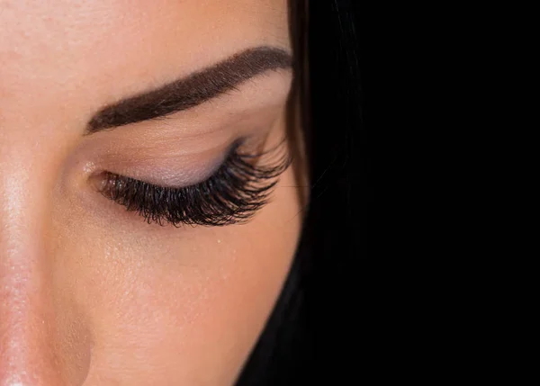 Pestañas. Atractivo ojo femenino de hembra joven con hermoso maquillaje y pestañas de ojos largos. Concepto de ojos femeninos. Repara a una mujer de lujo. Media cara chica belleza retrato con maquillaje — Foto de Stock