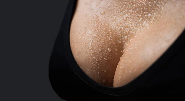 Σέξι βυζί. Κοντινό στο στήθος κοριτσιού που παρουσιάζει το σουτιέν της. Γυναίκα με μεγάλο φυσικό σέξι υγρή βυζιά με εσώρουχα. Κοντινό πλάνο από σέξι θηλυκό βυζί με μαύρο σουτιέν. Γυναίκα, τεράστια στήθη, μεγάλα βυζιά. Πλαστική χειρουργική. — Φωτογραφία Αρχείου