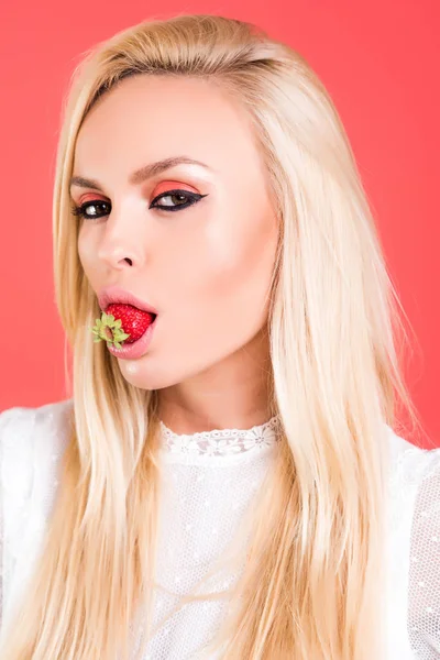 イチゴを食べるセクシーな女性。官能的な唇。鮮やかなピンクの背景の上に。明るい口紅欲望。イチゴと美少女セクシーな唇. — ストック写真