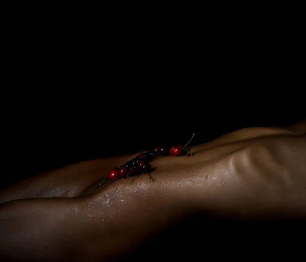 膣の概念。ヨニマッサージ親密なマッサージ。裸の女性の体に熟した果実。アフリカ系アメリカ人女性. — ストック写真