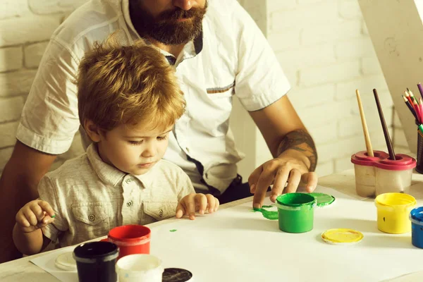Thuis school met vader. Zoon en vader. Creativiteit voor kinderen. Tekenen van verven. Kunst therapie. — Stockfoto