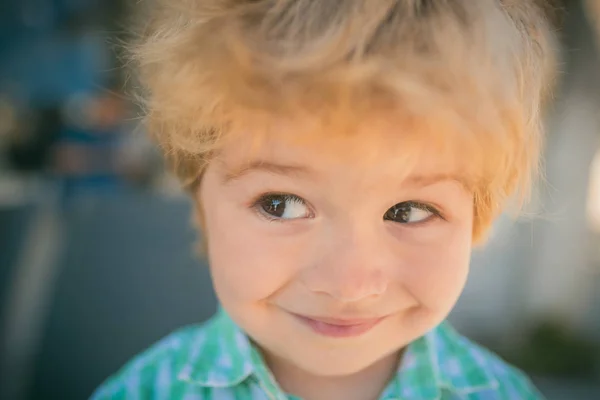 Drôle d'enfant. Portrait de garçon. Yeux d'enfant. Mignon . — Photo