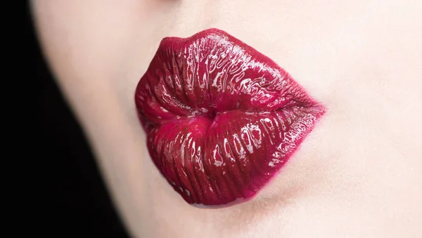 Schoonheid sensuele lippen, mooie lip. Sexy sensuele lip. Close-up grote lippen, heldere lippenstift. Glitter, lippenstift, glans. Close-up, macro met mooie vrouwelijke mond. — Stockfoto