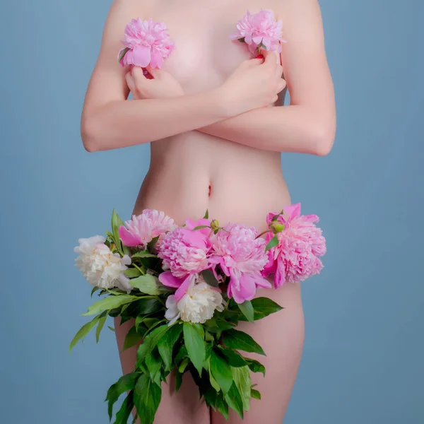 Tělo. Koncepce přírody. Změna pohlaví. Překrásné ženské tělo. Sexy květiny na holé hrudi a vagíně. Koncepce vulva a stydké. — Stock fotografie