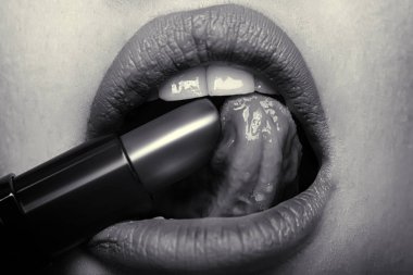 Ağız ve ruj. Baştan çıkarıcı Kadın ağzını açar ve içinde tounge ve ruj ile oynar. Profesyonel kozmetik reklam kavramı. Çıplak makyaj. Çekici kadın ağzının yakın çekim.