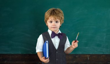 Abd'de İngilizce öğrenme. Eğitim mezuniyet ve insan kavramı. Harç panolarında başarılı bir öğretmen. Akıllı çocuk çocuk.