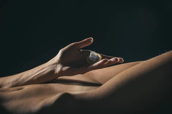 コンドームを持つ女性。守ることを忘れないで安全なセックスの概念。コンドームを持って避妊薬よ援助と避妊に対する保護。エロチカですヌード女性セクシーな女の子裸の体. — ストック写真
