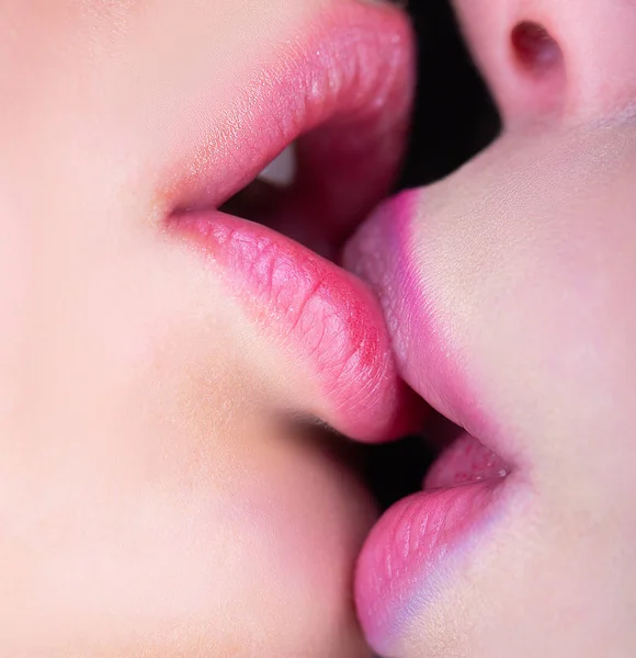 Fechar-se de par mulheres bocas beijando. Lábios sexy. Língua sensual, boca feminina. Duas raparigas. Conceito de amor lésbico. Mulher quente. Um beijo gentil para uma rapariga. Juntos para sempre. Casal sexy . — Fotografia de Stock