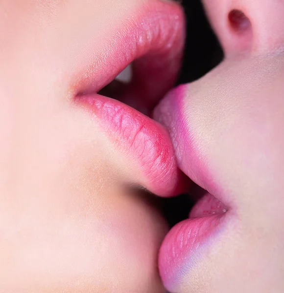 Primer plano de la boca de un par de mujeres besándose. Labios sexy. Lengua sensual, boca femenina. Dos chicas. Concepto de amor lesbiana. Mujer caliente. Un beso suave para una chica. Juntos para siempre. Sexy pareja . — Foto de Stock