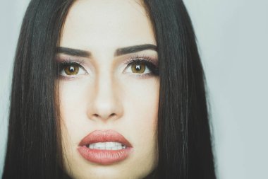 Kız portresi. Yakından yüzleşin. Kadın manken. Güzel bir kadın. Genç kadın.