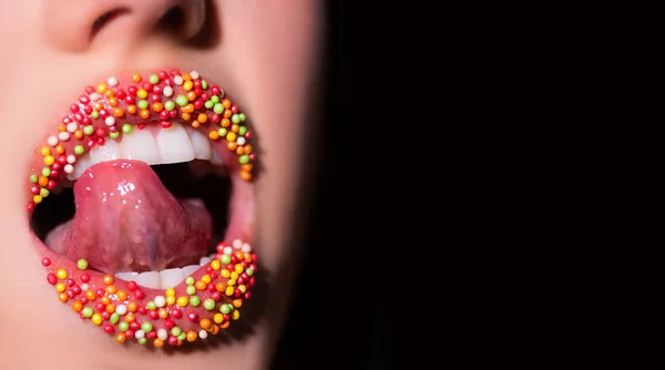Dulce boca. Lengua de mujer en la boca. Mujer seductora cercana. Dulces labios . — Foto de Stock