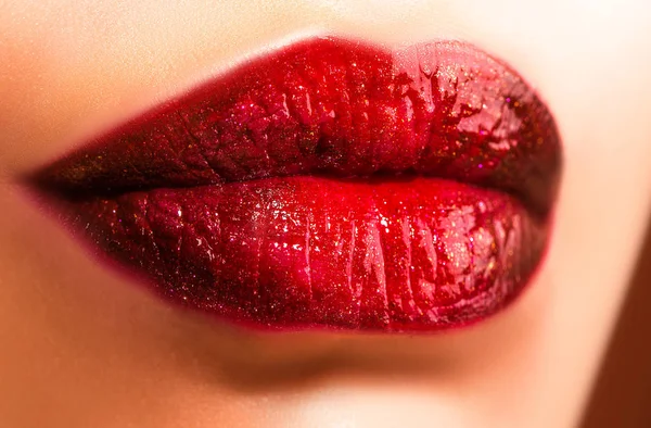 女性の口を閉じてください。赤い口紅の唇。官能的な顔だモデル唇. — ストック写真