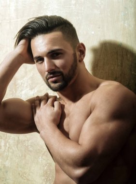 Çekici bir adam. Yakışıklı adam. Sakallı atlet. Seksi adamın portresi. Güçlü sağlıklı yakışıklı Athletic Man Fitness Modeli Portresi.