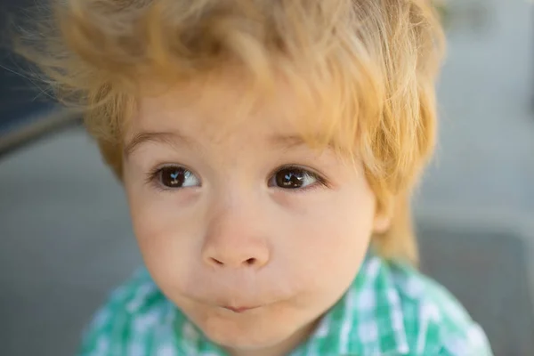 Cara de niño graciosa. Lindo chico. Retrato infantil . —  Fotos de Stock