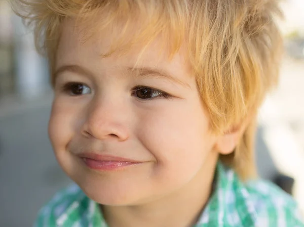 Gyerek mosoly. Boldog gyermek. Aranyos portré. Preschooler. — Stock Fotó