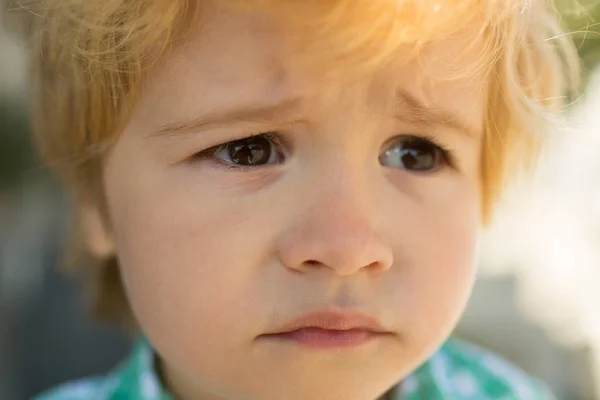 Ojos tristes de cerca. Niña triste. Frustración, emociones infantiles. Hermosa niña. Un chico atractivo. Cara, rasgos. Infancia — Foto de Stock