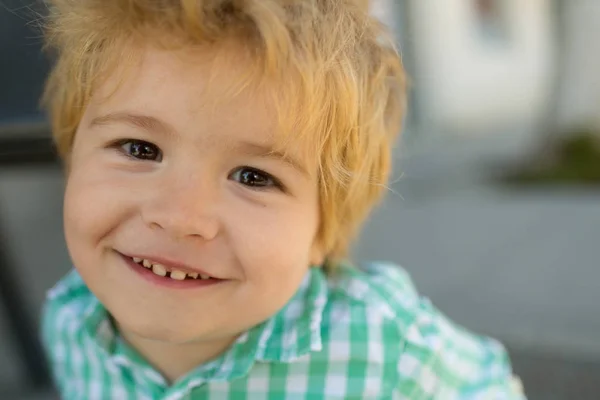 Boldog gyermek. Mosolygós portré egy Young Boy fogakkal. Little kaukázusi Boy mosolygó imádnivaló. Kültéri Shoot emberek portré. Egy gyönyörű portré. Aranyos baba. Portré igazi boldog gyermek mosolygó — Stock Fotó