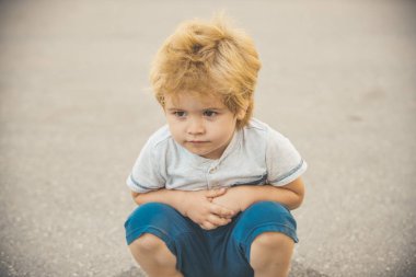 Sevimli çocuk. Güzel bir anaokulu. Bodur. Rahatlama. Oyunda duraklat. Tatlı çocuk.