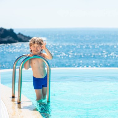 Yaz havuzu. Suda sevimli çocuk. Tatil. Seyahat. Yüzme havuzu. Maldivler veya Miami plaj suyu.