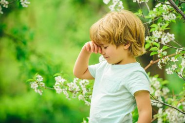 Doğanın arka planında çocuk. Güzel çocuk. Yeşil Doğal arka planda okul öncesi. Bahçede çocuklar. Sakin ol ve dinlen. Rahatlama. Yenileme. Düşünceleri sıraya koy. Zihinsel dinlenme.