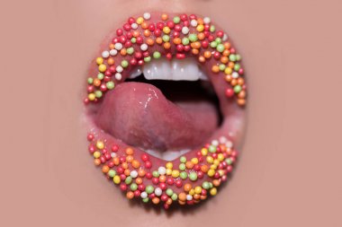 Tatlı ruj. Yaratıcı makyaj. Kadınsı dudaklarda şeker. Renk kozmetik. Kadın dudakları.