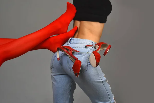 Sapatos vermelhos e meia-calça. Namoradas em jeans e meias coloridas coloridas. Moda feminina, uma nova coleção, uma loja de roupas, um designer de roupas. Conceito de namorada. Bunda e pernas, bunda sexy — Fotografia de Stock