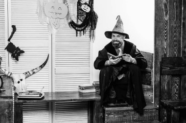 Mutlu Cadılar Bayramı hikayesi. Geceleri korkunç bir masal. Gülümseme ile iyi sihirbaz. Bir kitap ile sihirbaz. Geceleri okuyorum. Halloween parti arka plan.