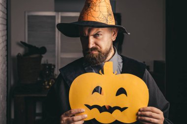 Ekim havası. Kabak ile öfkeli adam. Mistik şapkalı büyücü. Kötü deha. Cadılar Bayramı partisi. Yaratıcı öğretmen. En sevdiğiniz sihirbaz.