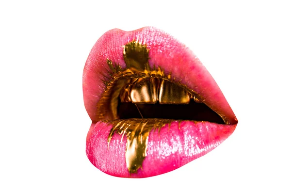 Πολυτελή χείλη. Γυναικείο στόμα απομονωμένο σε λευκό φόντο. Διακοσμημένα χρυσά δόντια. Φωτεινό κραγιόν. Στυλ μόδας. — Φωτογραφία Αρχείου