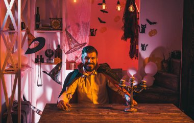 Adam büyücü. Cadılar Bayramı kutlaması. Cadılar Bayramınız Kutlu Olsun. Yeni Yılınız Kutlu Olsun.