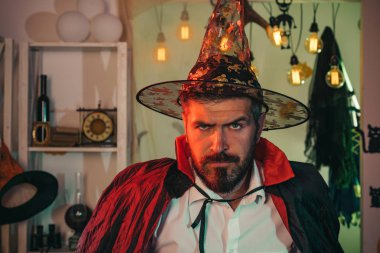 Çekici bir adam. Cadılar Bayramı kostümlü sakallı adam. Seksi drakula. Cadılar Bayramı gecesi sihirbazı.