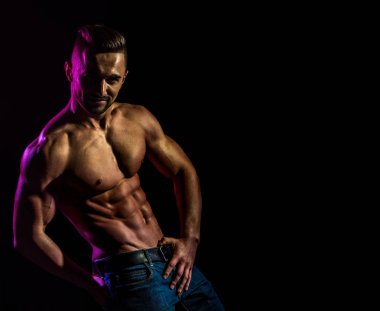 Seksi adam. Tutku adamı. Fit vücut. Kot pantolon gömleksiz adam.