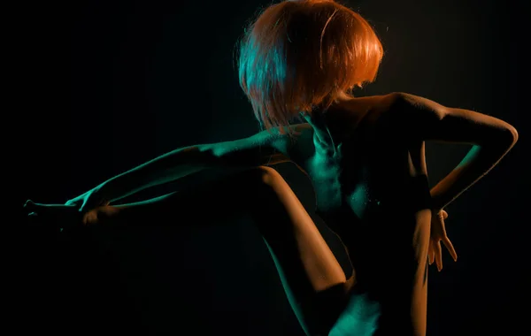 Striptease. Sexy bailarina rubia. Retrato de arte de una hermosa mujer sobre fondo negro. Chica de la pasión . —  Fotos de Stock