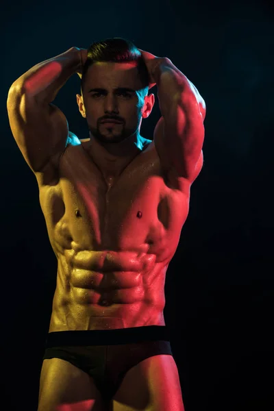 Mannelijke buigen zijn spieren. Sport workout bodybuilding concept. Oppompen van ABS-spieren. Gespierde knappe man doet gezondheidszorg fitnessoefeningen in Gym naakte torso. — Stockfoto