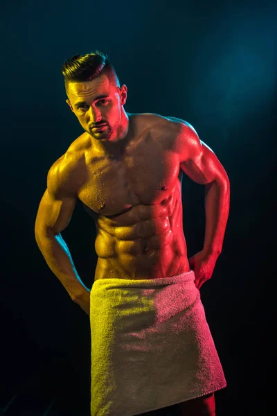 Mann mit Handtuch nach der Dusche. Bauchmuskeln auf den Bauch eines Mannes drücken. Muskeln aufpumpen. Sport. — Stockfoto