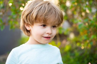 Sevimli çocuk çocuk. Çocuk portresi. Çocuk yüzü. Doğa arka plan üzerinde Boy.